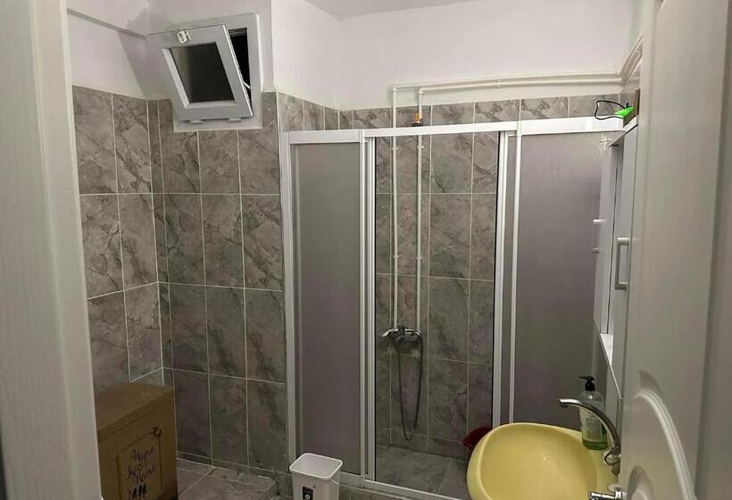 Pensionat Private Room In İstanbul 2 Mins To Metrobüs In Shared Apartment