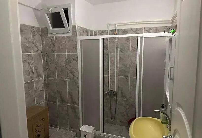 ペンション Private Room In İstanbul 2 Mins To Metrobüs In Shared Apartment