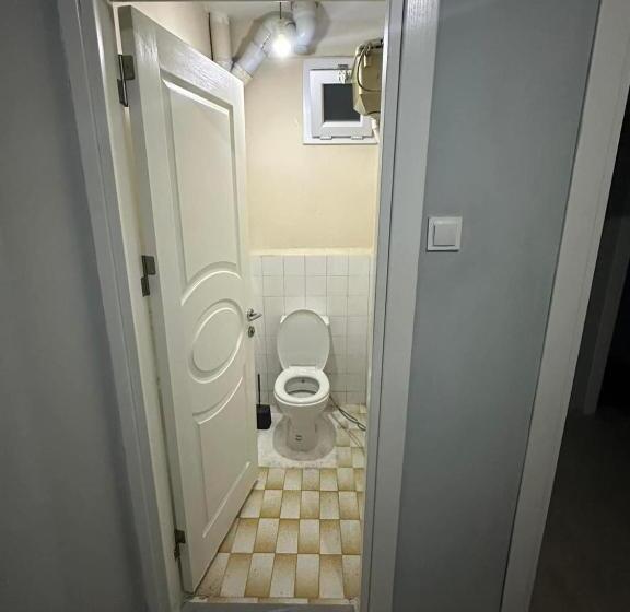 Pensionat Private Room In İstanbul 2 Mins To Metrobüs In Shared Apartment