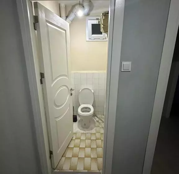 ペンション Private Room In İstanbul 2 Mins To Metrobüs In Shared Apartment