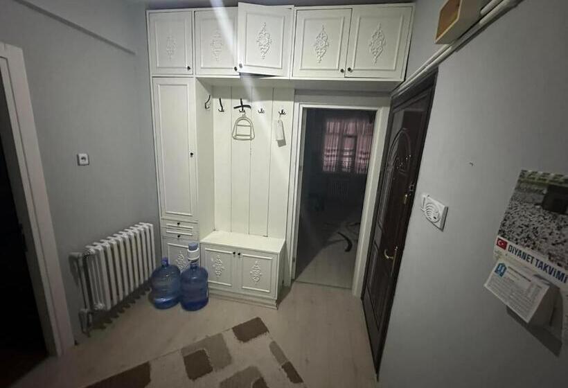 Pensionat Private Room In İstanbul 2 Mins To Metrobüs In Shared Apartment