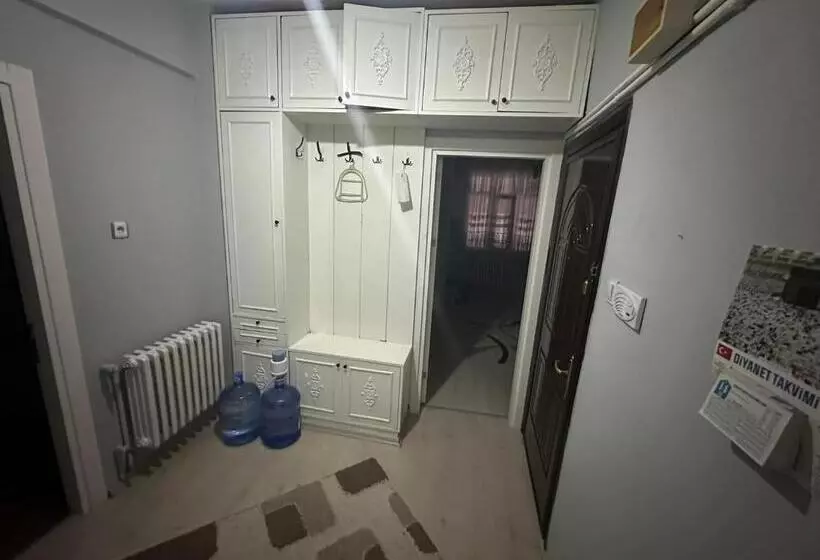 ペンション Private Room In İstanbul 2 Mins To Metrobüs In Shared Apartment