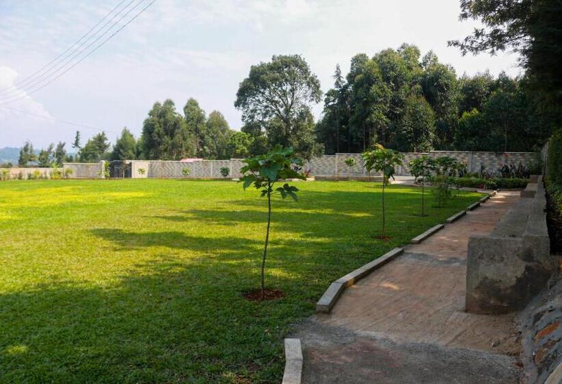 هتل Rumwe Garden And Resort