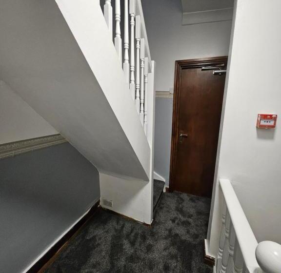 膳宿费 Affordable Rooms With Kitchen Near Station Overnight Free Parking 6pm To 8am