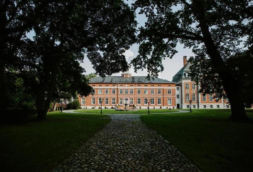 مبيت وإفطار Schloss Karow