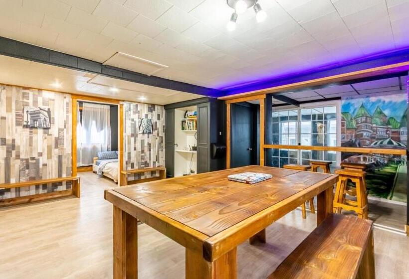 민박 The International House Hostel