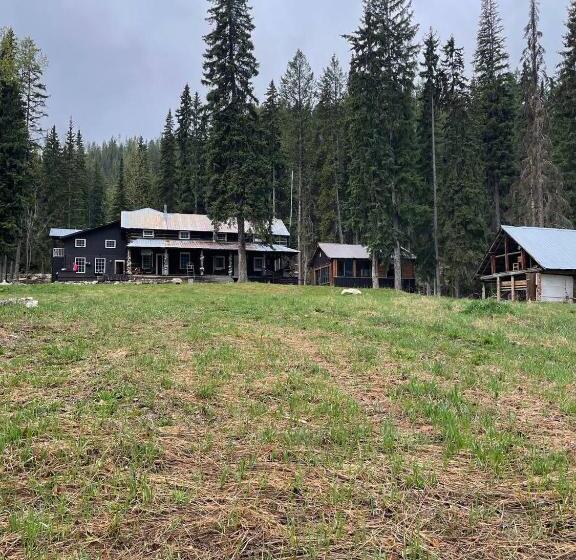 Hotel Rustic Beaverfoot Lodge Room N10