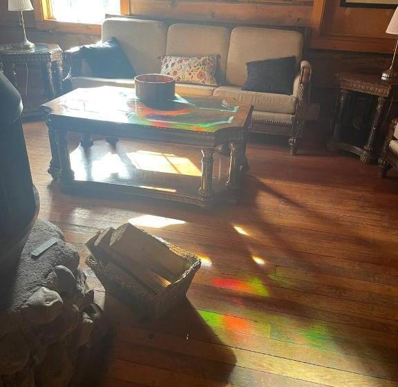 Hotel Rustic Beaverfoot Lodge Room N10