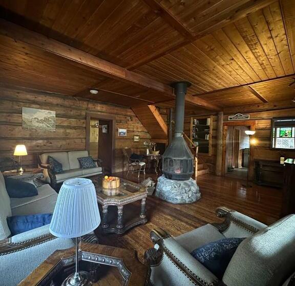 Hotel Rustic Beaverfoot Lodge Room N10