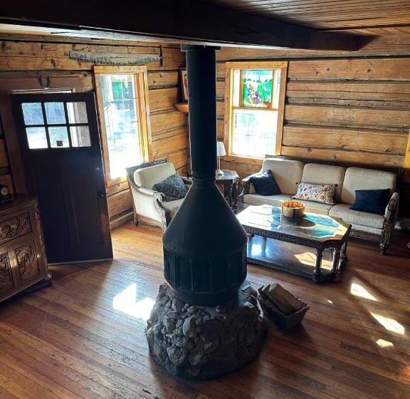 Hotel Rustic Beaverfoot Lodge Room N10