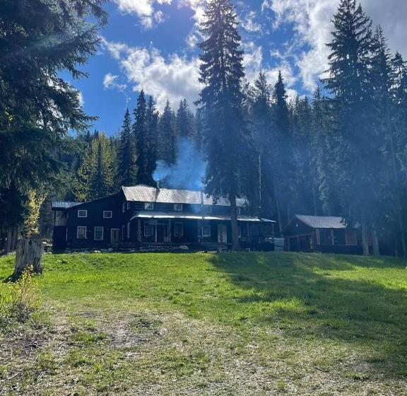 Hotel Rustic Beaverfoot Lodge Room N10