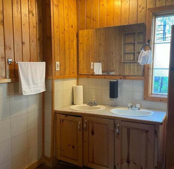 Hotel Rustic Beaverfoot Lodge Room N10