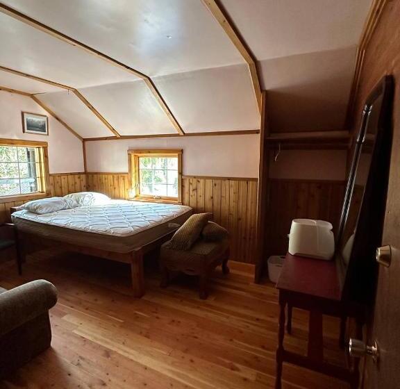 Hotel Rustic Beaverfoot Lodge Room N10