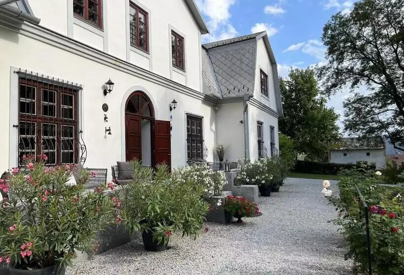 Lomakeskus Péchy Castle