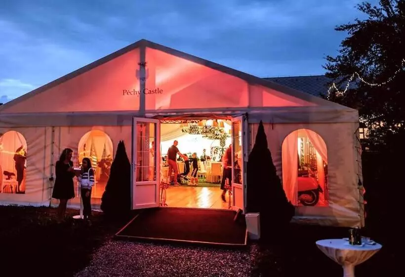 Lomakeskus Péchy Castle
