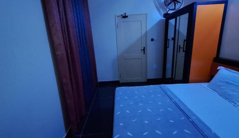 پانسیون Room In Guest Room   Royal Blue Guest House Bar Economy Double Bed