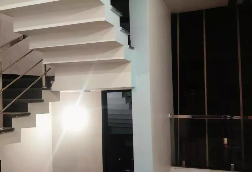 ペンション Shreeram Guest House !ujjain Near Mahakal Temple Fully! Aircondition Property With Parking!