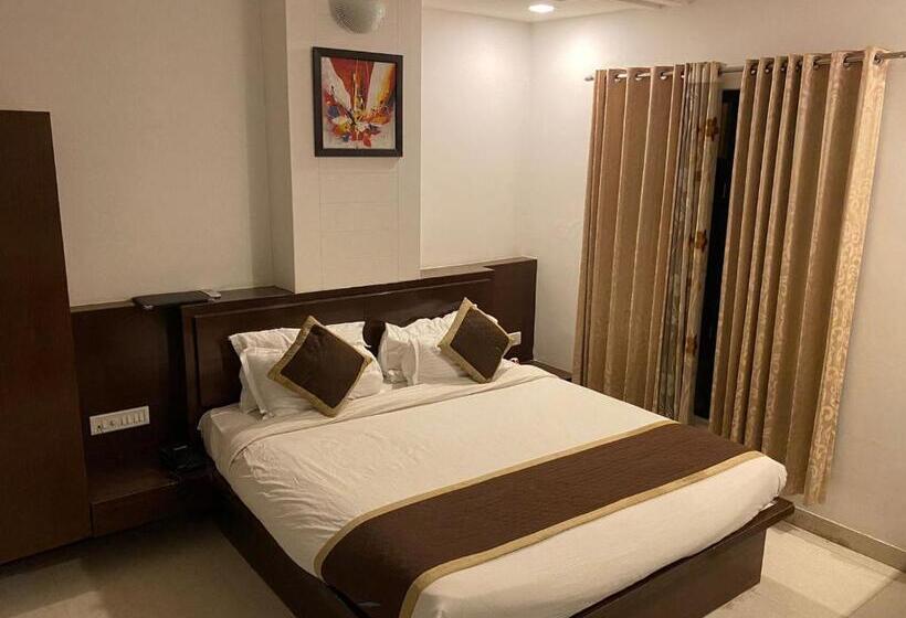 Golden Sandstone Hotel Safaris