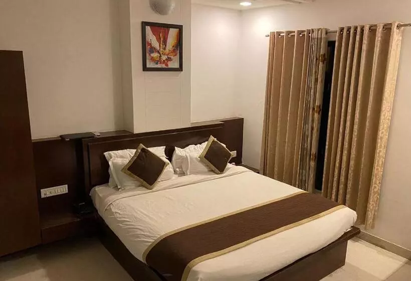 Golden Sandstone Hotel Safaris