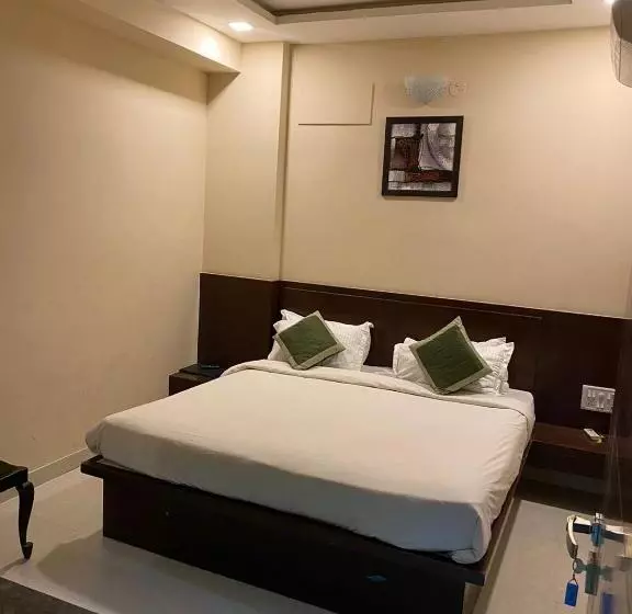 Golden Sandstone Hotel Safaris