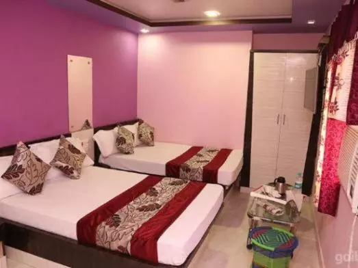 Golden Sandstone Hotel Safaris
