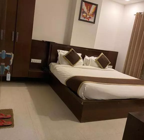 Golden Sandstone Hotel Safaris