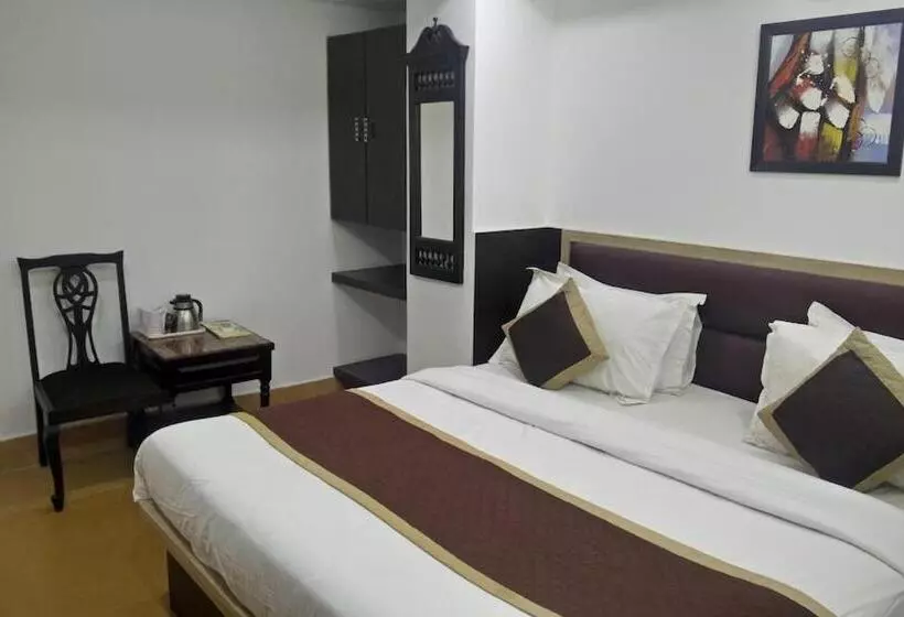 Golden Sandstone Hotel Safaris