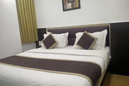 Golden Sandstone Hotel Safaris