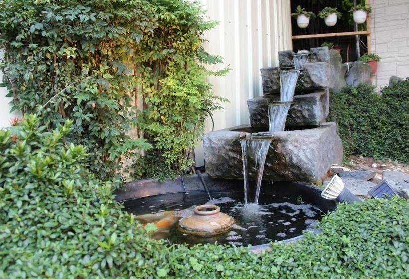 Full Moon Boutique Motel