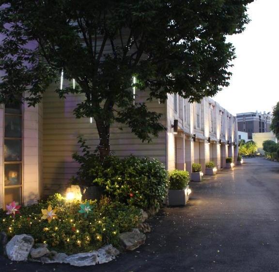 Full Moon Boutique Motel