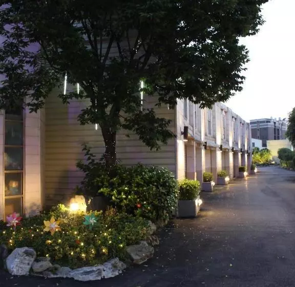Full Moon Boutique Motel