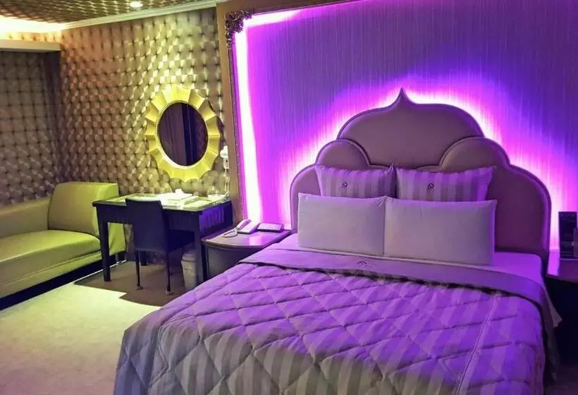 Full Moon Boutique Motel