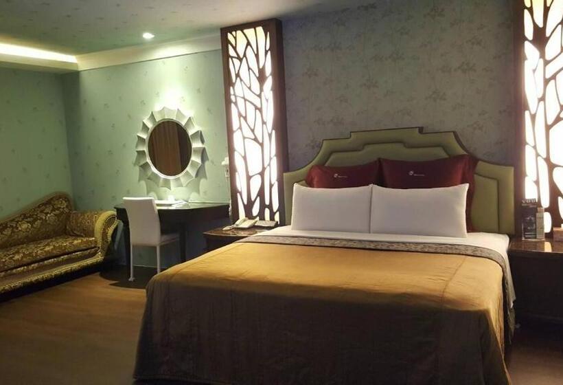 Full Moon Boutique Motel