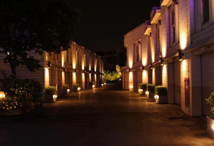 Full Moon Boutique Motel