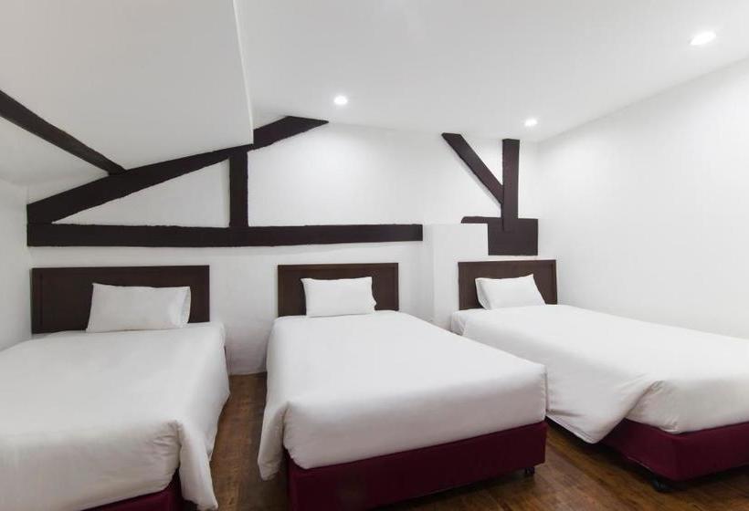 Отель Charlies Boutique