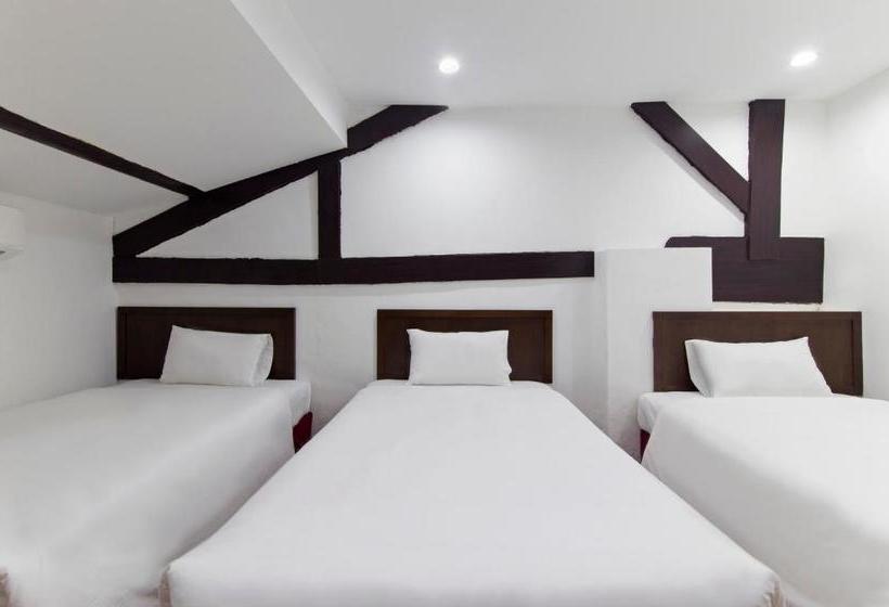 Отель Charlies Boutique