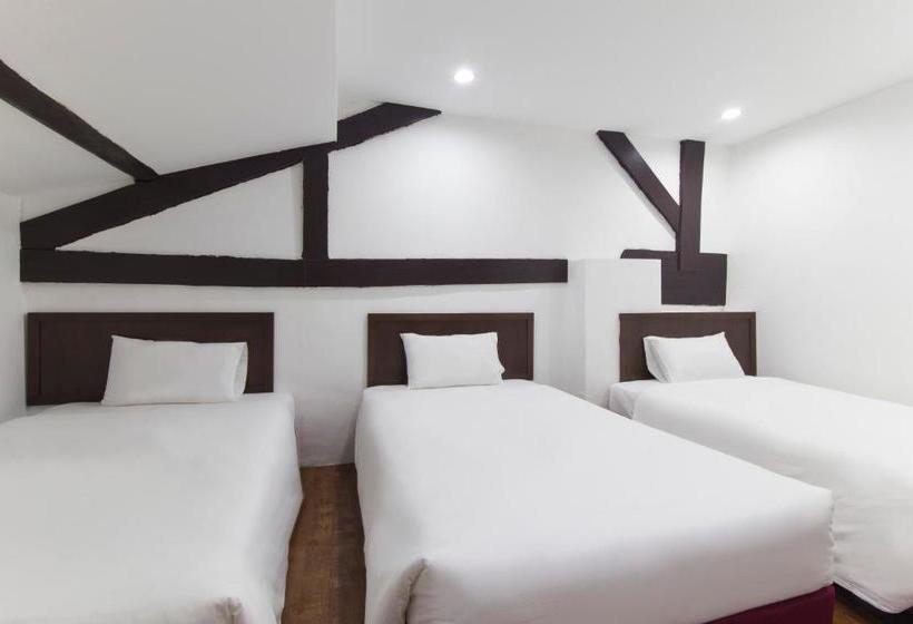 Отель Charlies Boutique