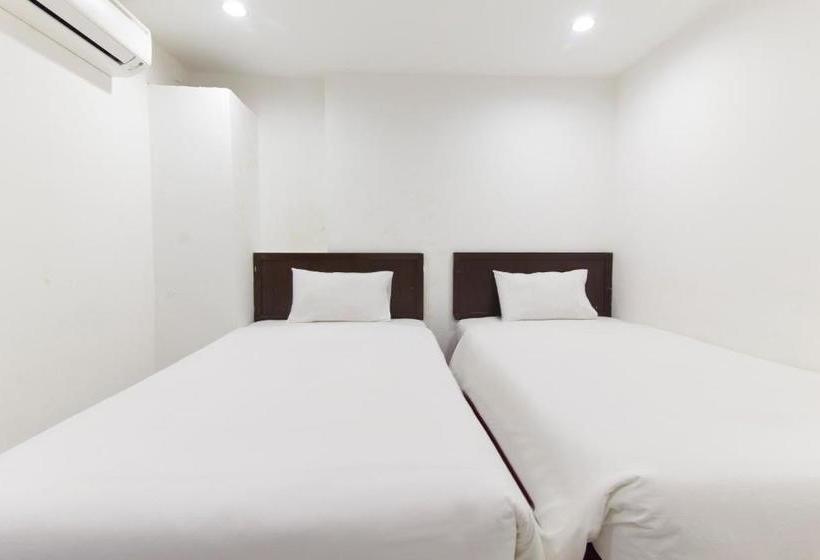 Отель Charlies Boutique