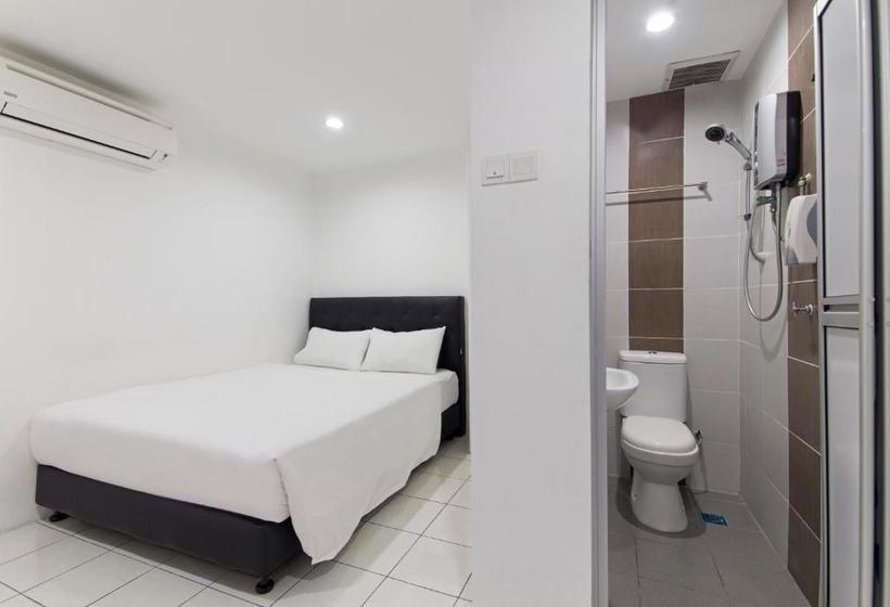 Отель Charlies Boutique