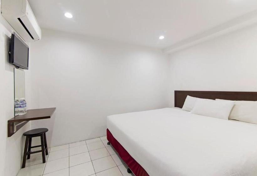 Отель Charlies Boutique