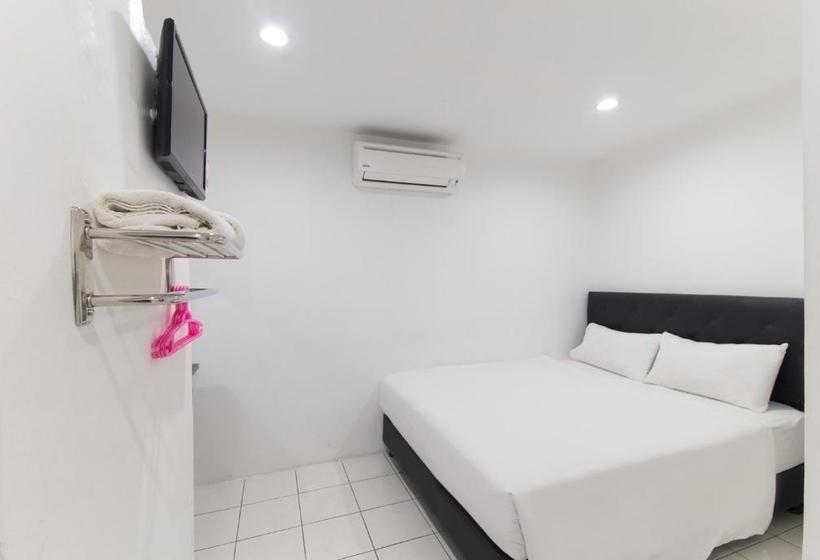 Отель Charlies Boutique