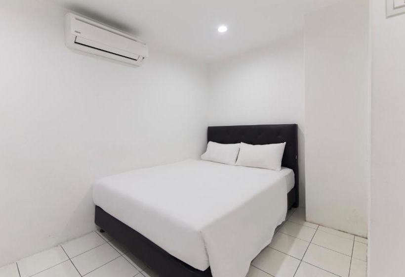 Отель Charlies Boutique