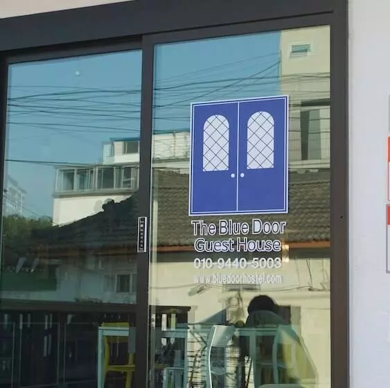 Blue Door Hostel Guesthouse