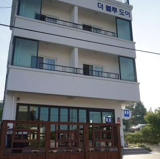Blue Door Hostel Guesthouse