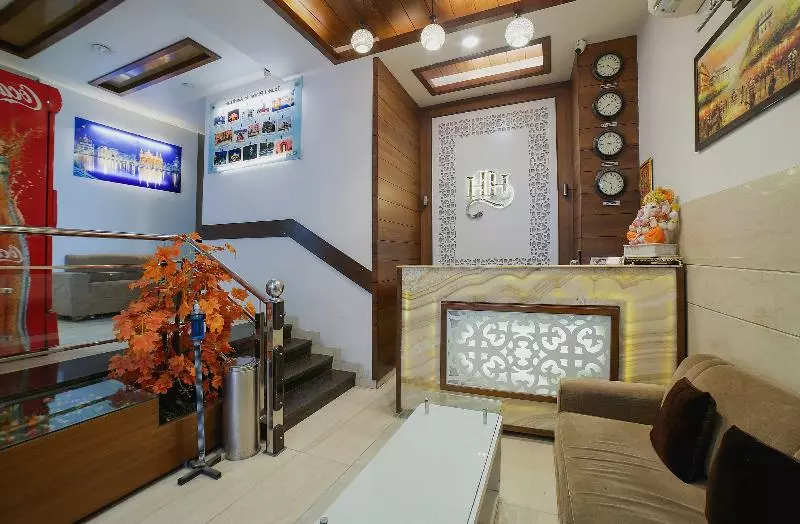 هتل Super Townhouse Hollywood Heights