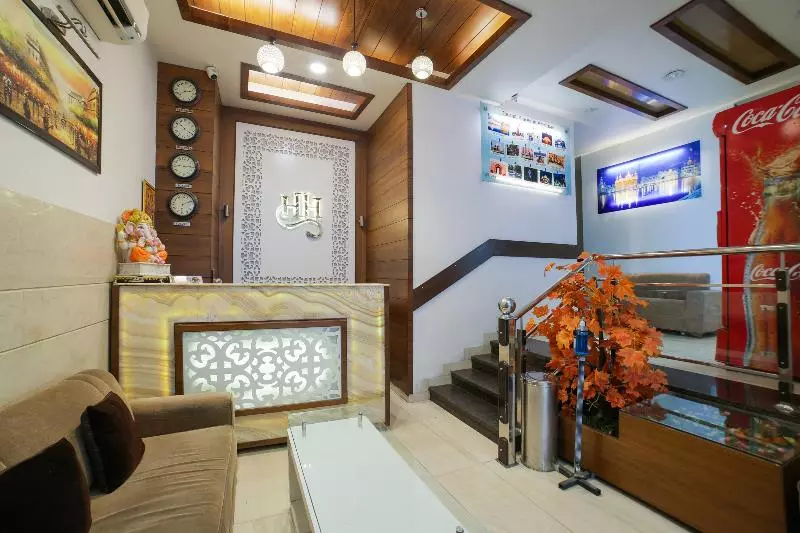 هتل Super Townhouse Hollywood Heights