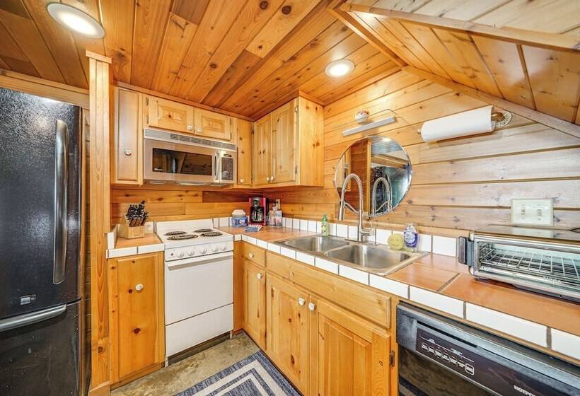 Broken Bow Escape W/ Mountain Views & Pool Access!