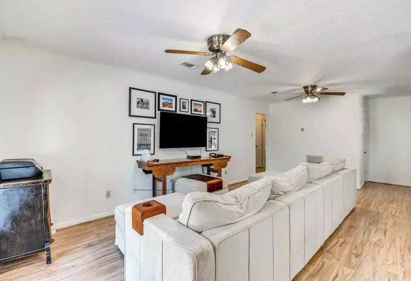 2 Mi To Kyle Field: Bryan Home W/ Fenced Yard