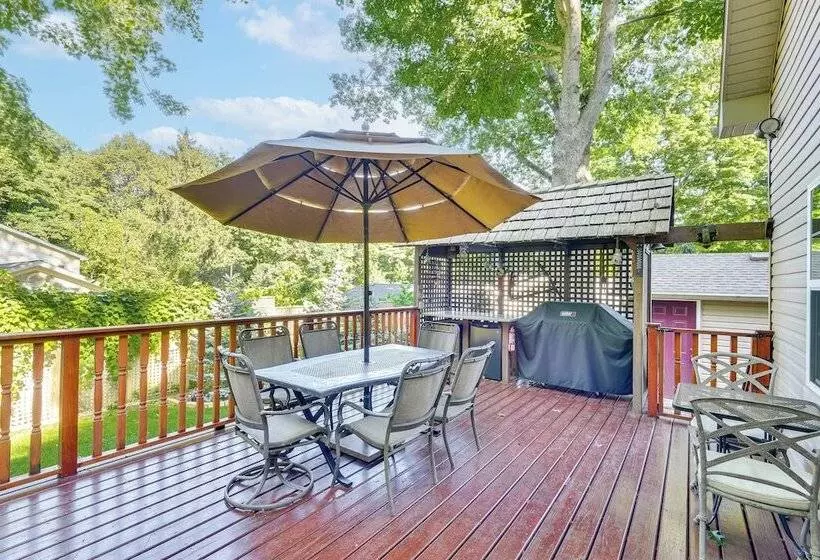 Coloma Retreat W/ Fire Pit, Walk To Beaches!