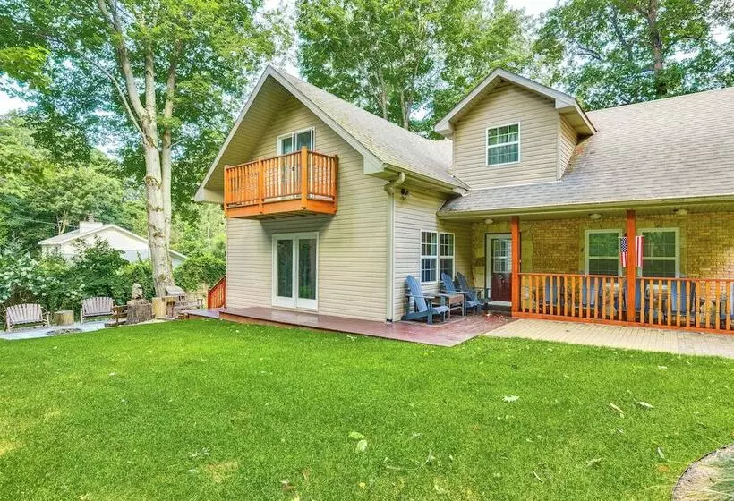 Coloma Retreat W/ Fire Pit, Walk To Beaches!